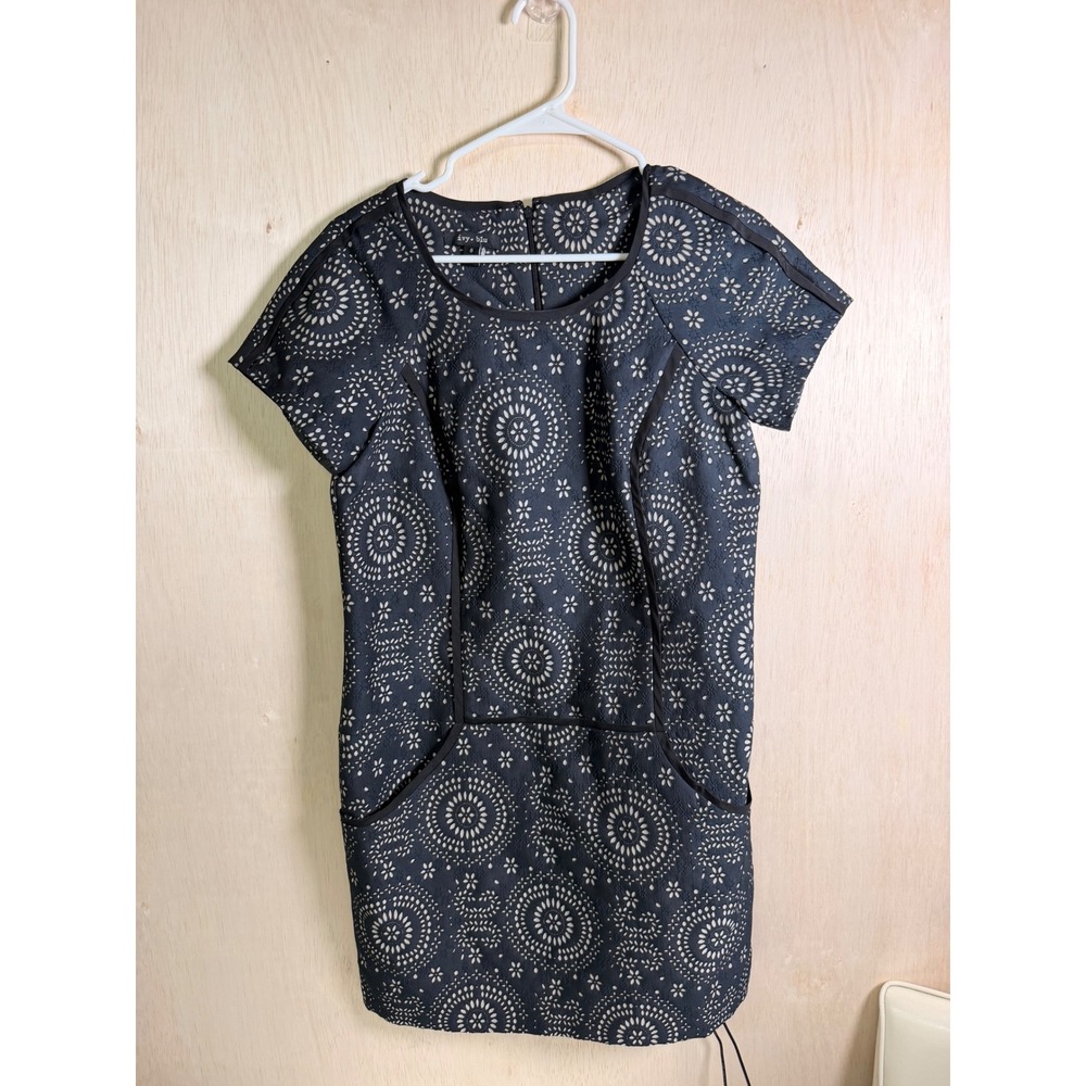 Ivy + Blu Sheath Dress‎ Womens 6 Black Excellent Geometric Eyelet Short Sleeve